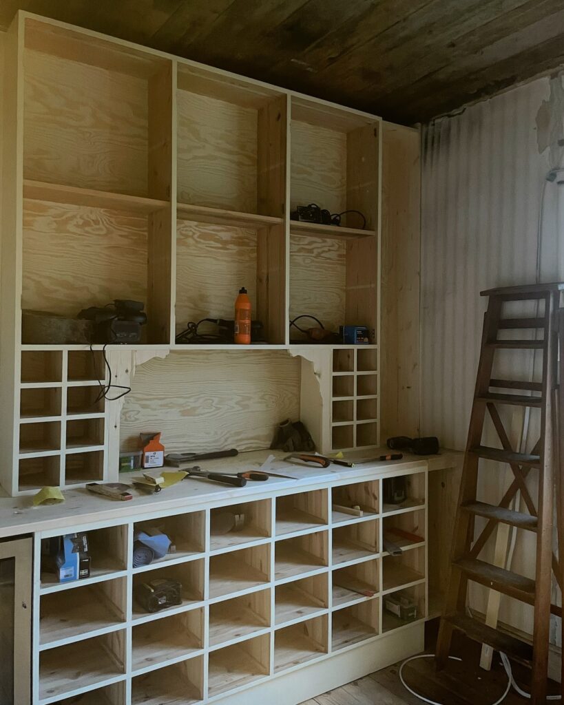 Vitrinskåp innan renovering