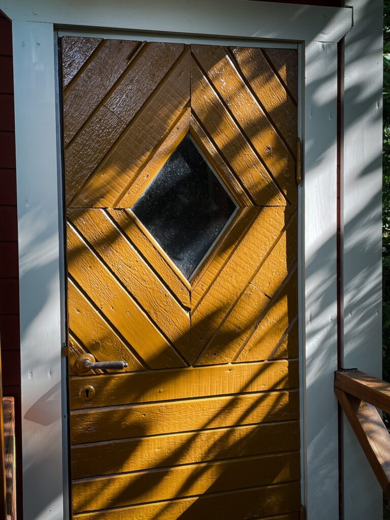Detalj av dörr, guldockra