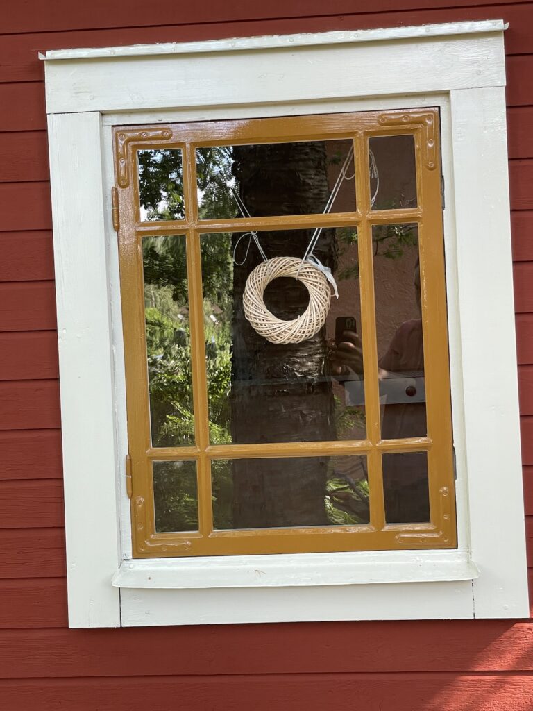 Detalj av fönster, guldockra