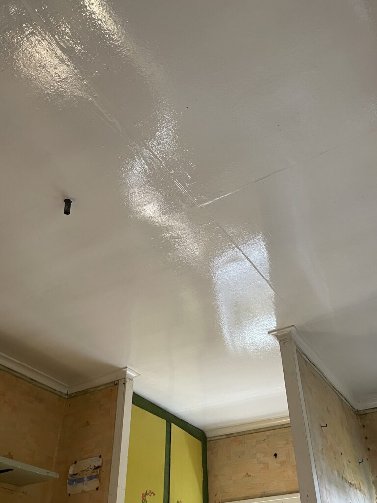 Innertak i plywood, linoljefärg