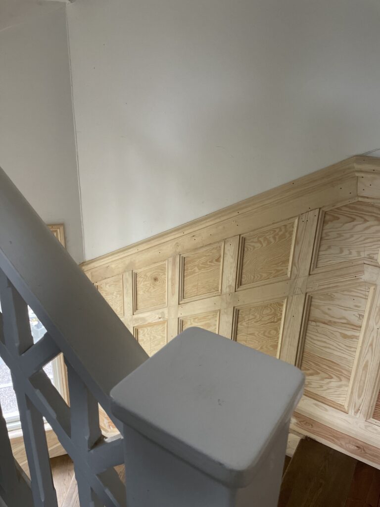 Bröstpanel färdig, innan målning, massiv trä