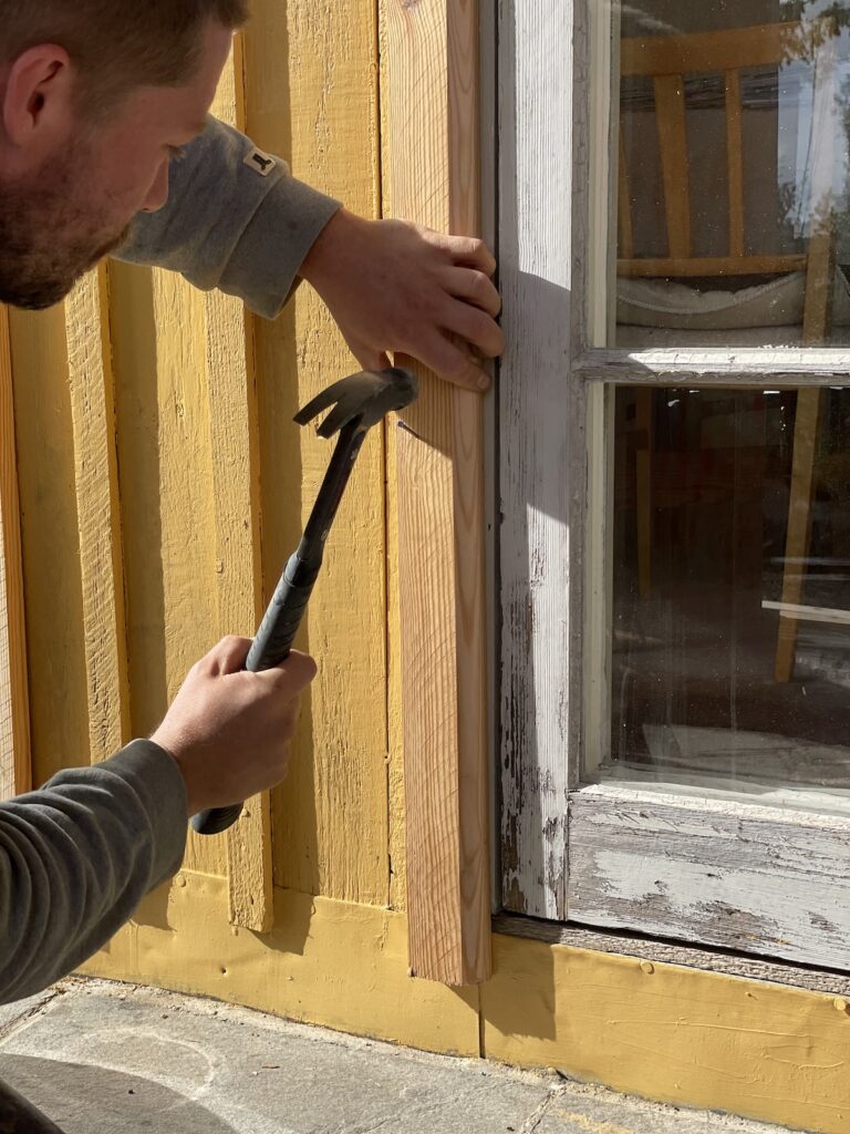 Målning av fasad, under arbetets gång