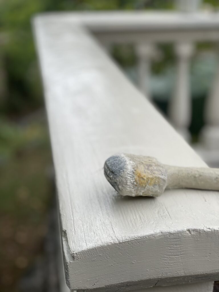 Närbild pensel, balustrad
