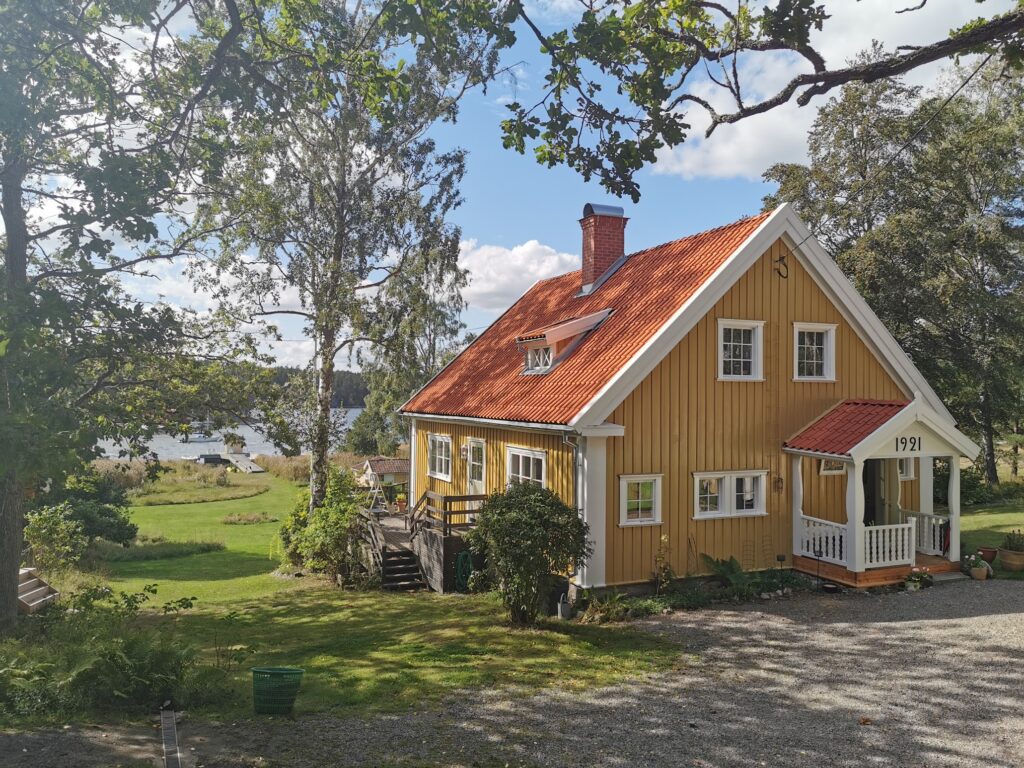 Fasadmålning på villa på Smådalarö