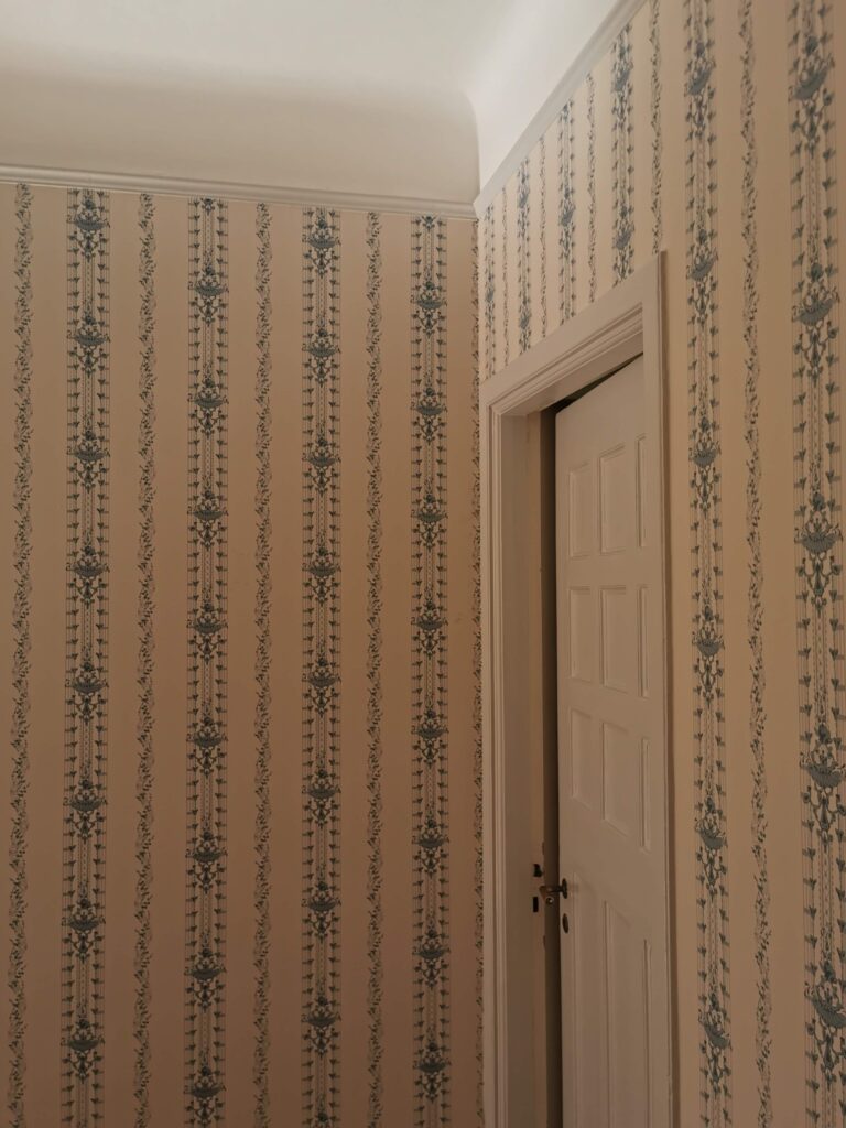 Jugendtapet och linoljemålade snickerier