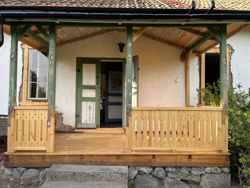 Renovering av farstukvist på 1800-talshus, snickarglädje