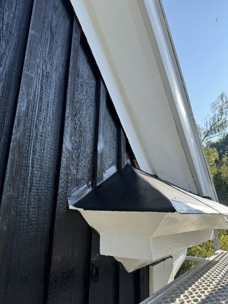 Närbild på fasad, tjärad