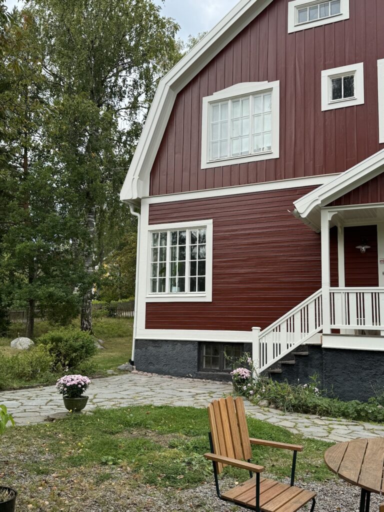 Fasadmålning 1910-talshus, linoljefärg, renskrapad, Enebyberg