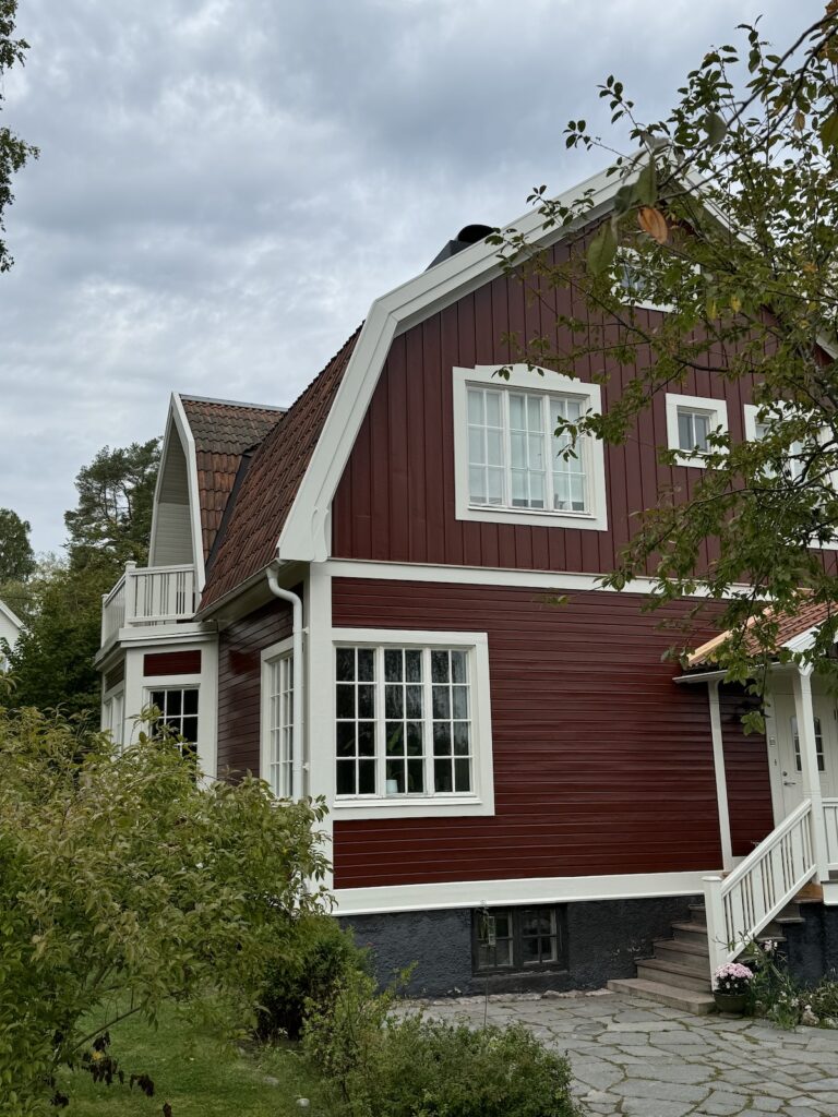 Fasadmålning 1910-talshus, linoljefärg, renskrapad, Enebyberg