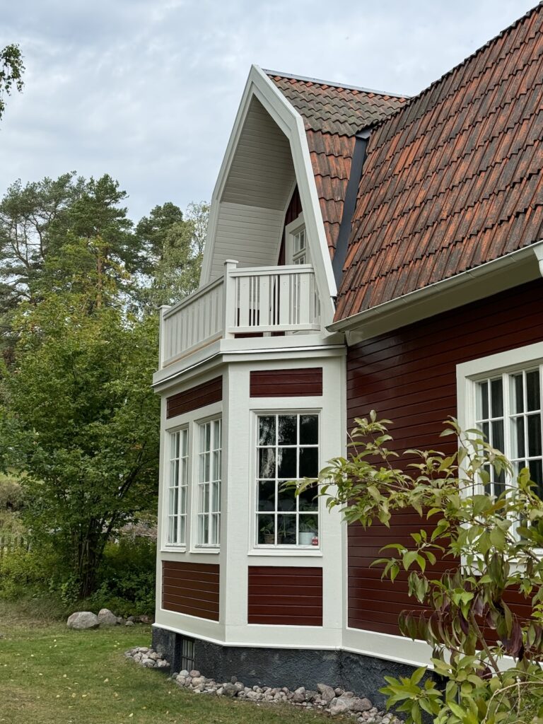 Fasadmålning 1910-talshus, linoljefärg, renskrapad, Enebyberg