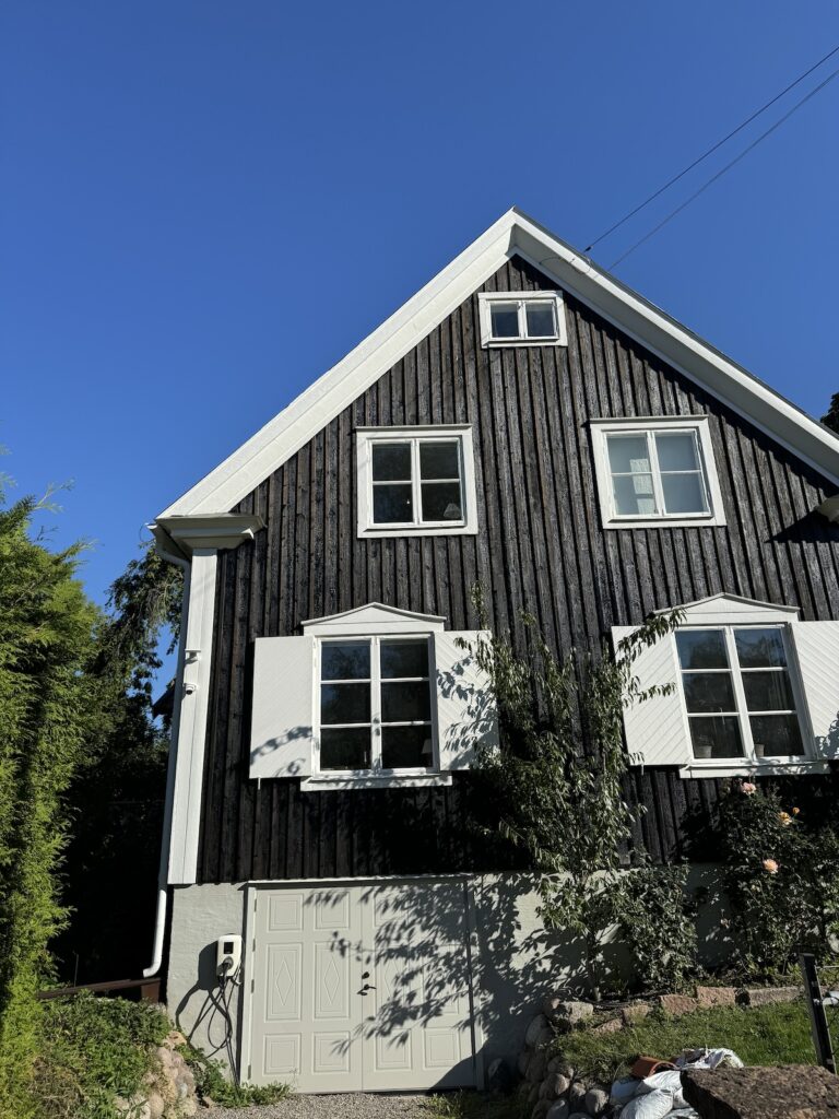 Fasad, tjärad