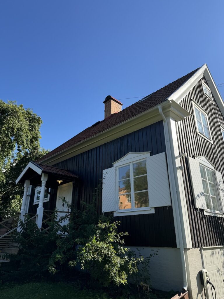 Fasad, tjärad