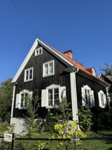 Alvik, 1920-talshus fasad tjärning