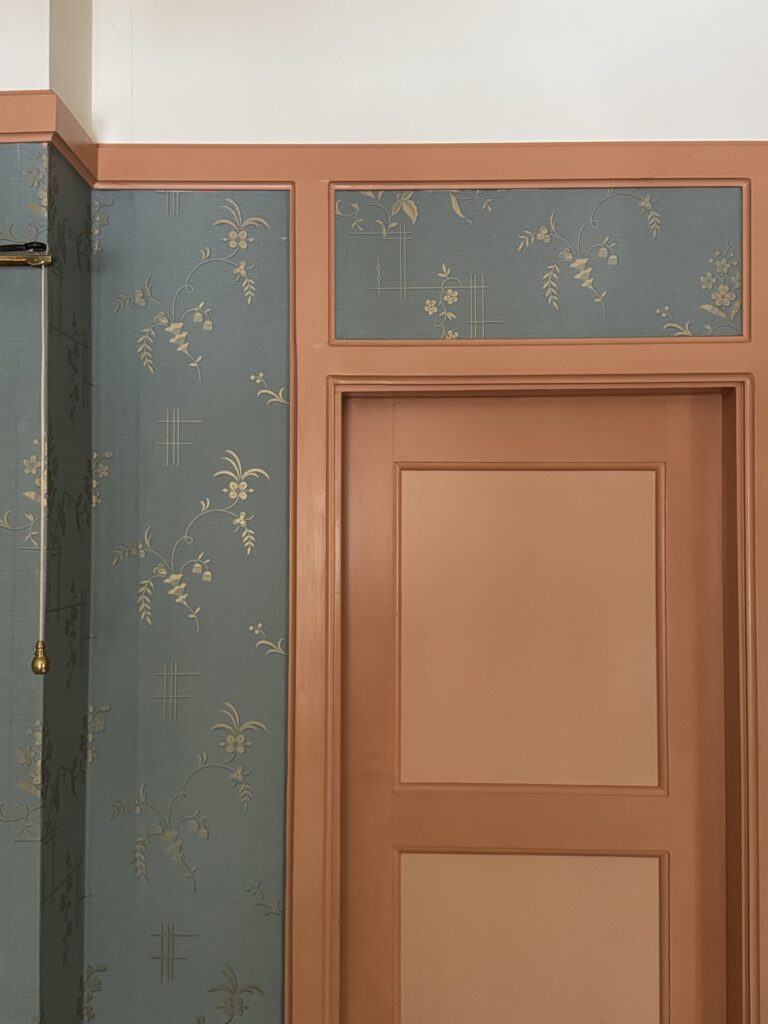 Gammelrosa och art deco-tapet