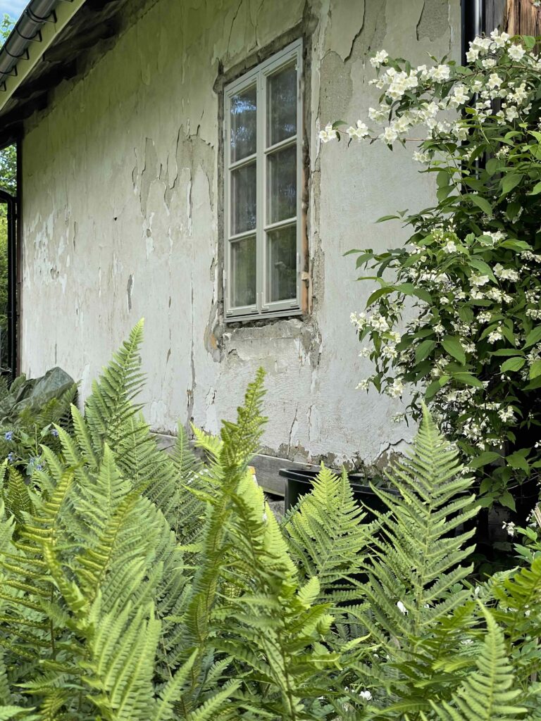 Nybyggt fönster till 1800-talshus i Bogesund