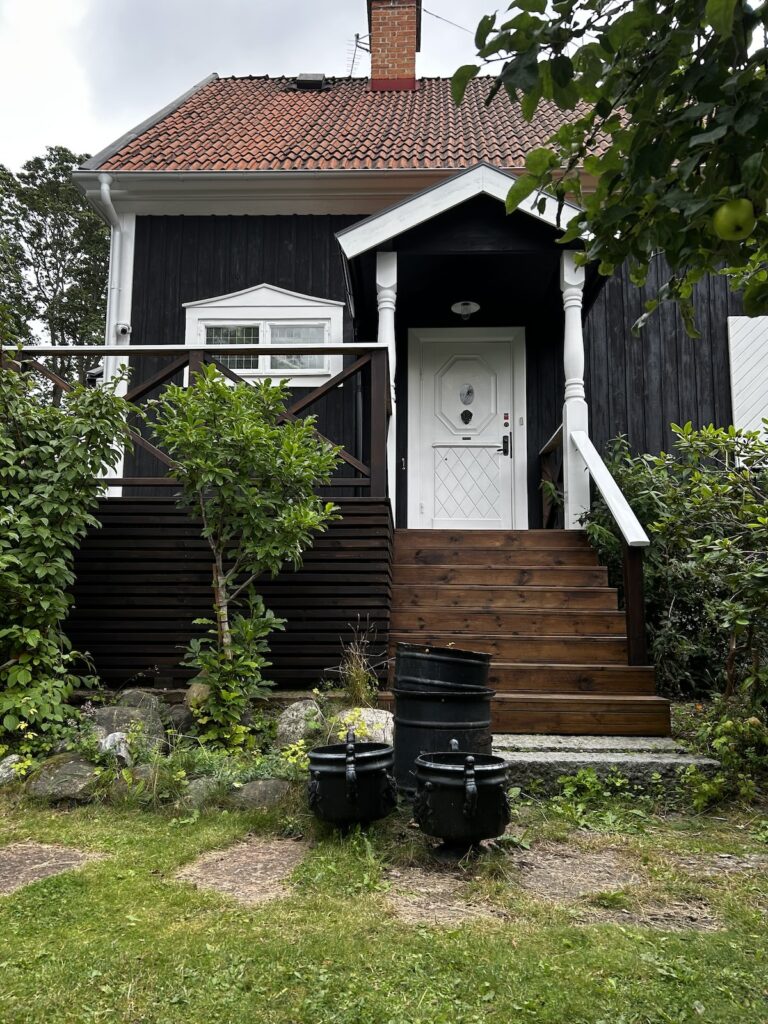 Alvik, 1920-talshus fasad tjärning