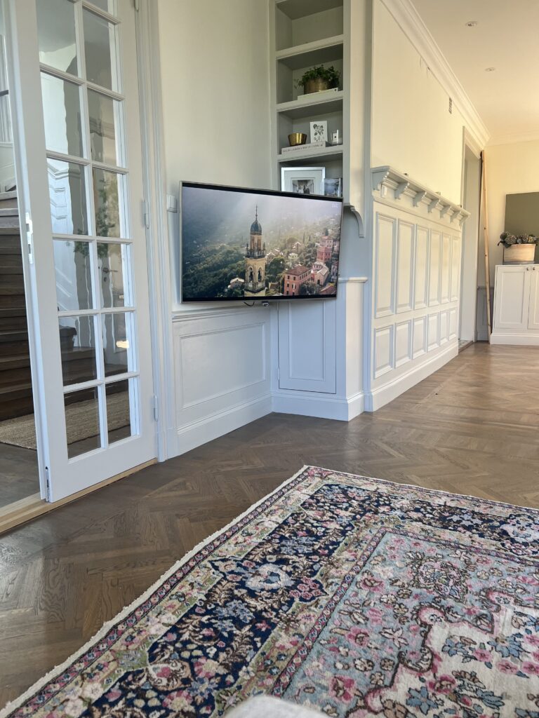 Vardagsrum, nytillverkat fönster i gammal stil och låg bröstpanel