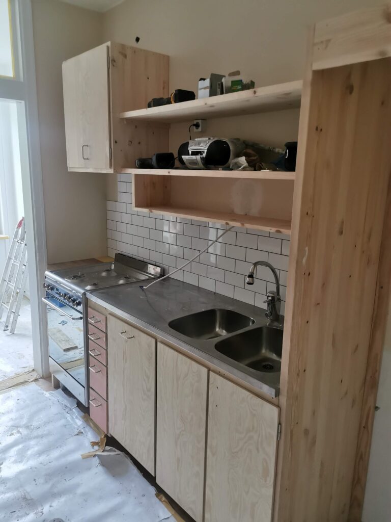 Funkisköket färdigt, men ej målat